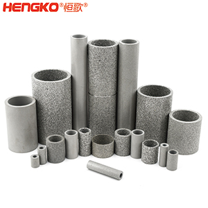 如果您對(duì)燒結(jié)不銹鋼濾管筒有任何疑問，您會(huì)在這里找到答案。  一、什么是燒結(jié)不銹鋼濾管筒？    是通過加熱或加壓的燒結(jié)工藝制成的特殊金屬管。根據(jù)您需要的金屬類型，可以選擇燒結(jié)不銹鋼金屬管、燒結(jié)銅金屬管或燒結(jié)青銅金屬管。  二、燒結(jié)金屬管有哪些用途？ 1.食品和飲料行業(yè)：防止食物營(yíng)養(yǎng)成分被沖走，還可以過濾掉污染物。 2.水力發(fā)電廠為您工廠的渦輪機(jī)提供動(dòng)力。保持電力循環(huán)生產(chǎn)。 3.天然氣生產(chǎn)廠可以捕獲氣體中的小污染物。 4.化學(xué)加工工業(yè)過濾掉有害污染物，提高化學(xué)產(chǎn)品的效率。 5.石油工業(yè)消除污染物來提高石油產(chǎn)品的純度。 6.醫(yī)藥行業(yè)去除藥品中的污染物，并提高藥用價(jià)值     三、燒結(jié)金屬管的優(yōu)點(diǎn)是什么？ 1.材料堅(jiān)固形狀靈活    2.良好的滲透性     3.多種孔隙分布 4.性能穩(wěn)定可以應(yīng)對(duì)來自各種流體的高壓而不會(huì)變形。  5.機(jī)械強(qiáng)度高可以在高溫高壓等極其惡劣的環(huán)境中使用。 6.可以調(diào)整孔的大小    7.耐腐蝕和熱沖擊   8.設(shè)備易于清潔，無需長(zhǎng)時(shí)間關(guān)機(jī)。  四、選擇燒結(jié)金屬管時(shí)要注意以下幾點(diǎn)：  優(yōu)質(zhì)材料、溫度范圍、微米變化、耐腐蝕、納污能力、機(jī)械強(qiáng)度 需要的高強(qiáng)度（恒歌316不銹鋼濾管正反向流動(dòng)中提供相同的強(qiáng)度）      燒結(jié)金屬管的工作原理  五、什么材料可以制造燒結(jié)金屬管？ 1.燒結(jié)不銹鋼：高機(jī)械強(qiáng)度耐腐蝕，在高壓高溫中高效運(yùn)行不會(huì)損壞；  2.銅粉末燒結(jié)管屬不銹鋼替代品，耐腐蝕且經(jīng)濟(jì)實(shí)惠，但耐溫和強(qiáng)度較差；  3.鎳合金，適用于極端工作條件的燒結(jié)金屬管。     注：燒結(jié)、固化、退火有以下幾個(gè)方面的比較：  1.燒結(jié)：這是一種熱處理方法，會(huì)使粉末狀物質(zhì)形成整體材料，利用粉末中單個(gè)粒子之間發(fā)生的擴(kuò)散?？梢怨虘B(tài)和液態(tài)下發(fā)生。     金屬粉末  2.養(yǎng)護(hù)：是用來加速化學(xué)反應(yīng)的技術(shù)，適用于高分子及高分子材料復(fù)合。當(dāng)熱固性聚合物在室溫下無法在合理時(shí)間內(nèi)固化時(shí)，您將使用固化爐應(yīng)用高溫來實(shí)現(xiàn)固化過程。  （例如，當(dāng)您將預(yù)浸碳纖維覆蓋在模具上時(shí)可以固化它，使它保持模具的形狀，單體會(huì)在固化溫度下迅速反應(yīng)，從而形成熱固性聚合物，使預(yù)浸墊物質(zhì)變硬。）  3.退火：是一種熱處理技術(shù)，用于使用非常高的溫度來減輕物質(zhì)的應(yīng)力，降低處理物質(zhì)中原子間鍵內(nèi)的內(nèi)應(yīng)力和整體彈性能。此外，它是指金屬熱處理、高性能聚合物和陶瓷玻璃的術(shù)語(yǔ)。  （例如，您可以將冷軋鋼坯退火，制成另一種產(chǎn)品，當(dāng)內(nèi)部應(yīng)力不推薦時(shí)，例如在進(jìn)行機(jī)加工之前，您可使用此過程，機(jī)械加工通過去除材料來改變內(nèi)應(yīng)力的分布。     六、有哪些類型的燒結(jié)金屬管： 1.燒結(jié)多孔金屬管金屬管上的孔有助于過濾過程，運(yùn)營(yíng)成本低，但由于表面積小效率較低。     2.褶皺燒結(jié)金屬管表面積大于多孔金屬管，過濾效率高，但成本也高。     七、能清洗燒結(jié)金屬管嗎？ 建議定期清潔設(shè)備上累積的污染物提高效率，確保其經(jīng)久耐用并發(fā)揮最佳性能，延長(zhǎng)使用壽命。  在 Hengko我們將幫助您獲得合適的燒結(jié)不銹鋼濾管筒以滿足獨(dú)特的應(yīng)用要求。您有任何疑問，請(qǐng)隨時(shí)聯(lián)系我們的團(tuán)隊(duì)。www.njht-shipyard.com